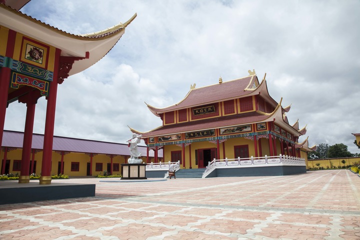 Main hall and courtyard of the cultural centre.
